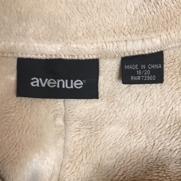 Avenue Faux Shearling Coat (Size 18/20) - Picture 6 of 8
